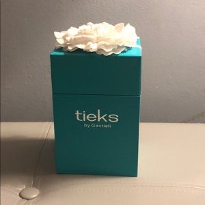Tieks box with white flower with accessories
